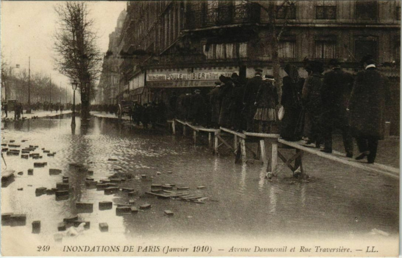 Carte postale ancienne Paris 12e - Avenue Daumesnil et Rue Traversière Ll.249 à Paris 12e
