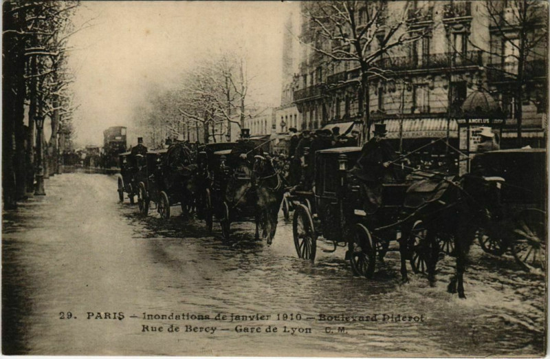 Carte postale ancienne Paris 12e - Rue de Bercy - Gare de Lyon à Paris 12e