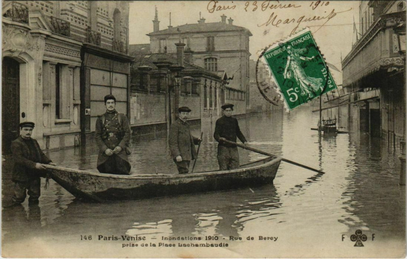 Carte postale ancienne Paris 12e - Rue de Bercy prise de la Place Lachambaudie à Paris 12e