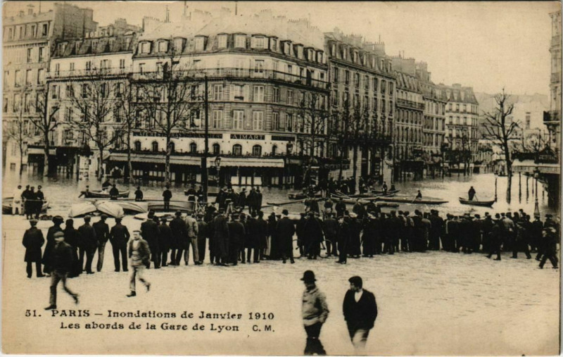 Carte postale ancienne Paris 12e - Les abords de la Gare de Lyon à Paris 12e