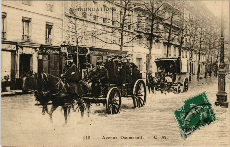 Carte postale ancienne Paris 12e - Avenue Daumesnil à Paris 12e