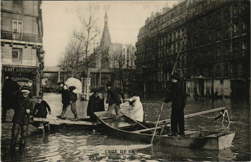 Carte postale ancienne Crue de la Seine - Avenue d'Aumesnil à Paris 12e