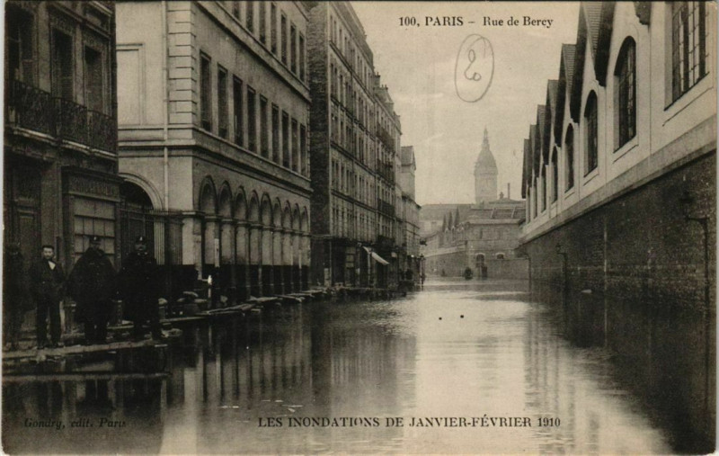 Carte postale ancienne Paris 12e - Rue de Bercy à Paris 12e