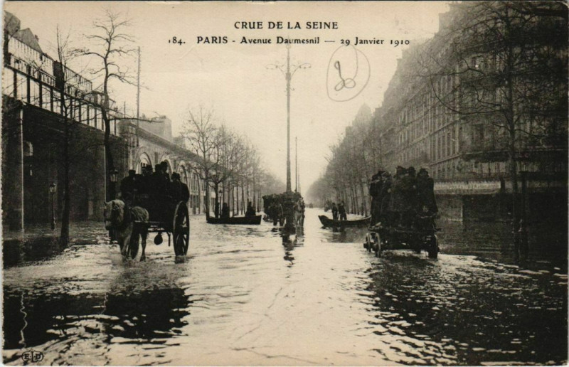 Carte postale ancienne Crue de la Seine - Avenue Daumesnil - 29 Janvier 1910 à Paris 12e