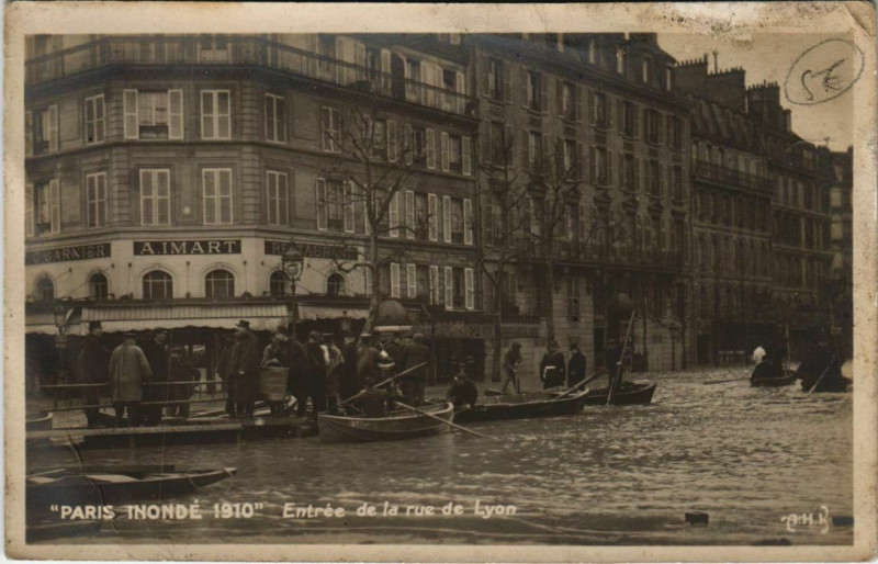 Carte postale ancienne Paris 12e - Entrée de la rue de Lyon à Paris 12e