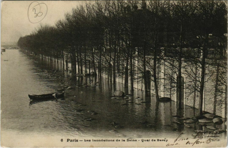 Carte postale ancienne Paris 12e - Quai de Bercy à Paris 12e
