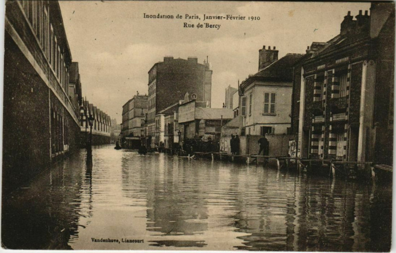 Carte postale ancienne Paris 12e - Rue de Bercy à Paris 12e