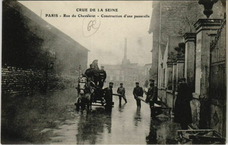 Carte postale ancienne Paris 13e - Rue du Chevaleret - Construction de passerelles à Paris 13e