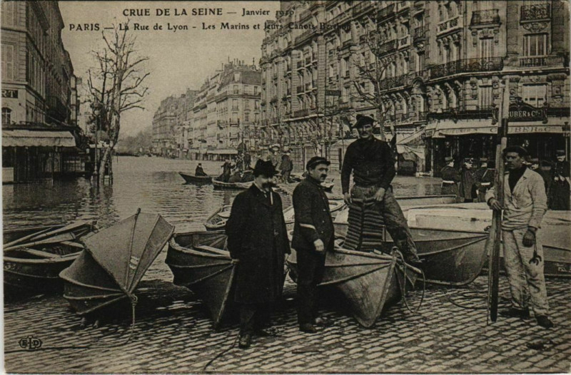 Carte postale ancienne Crue de la Seine - La Rue de Lyon - Les Marins et leurs Canots Berchon à Paris 12e