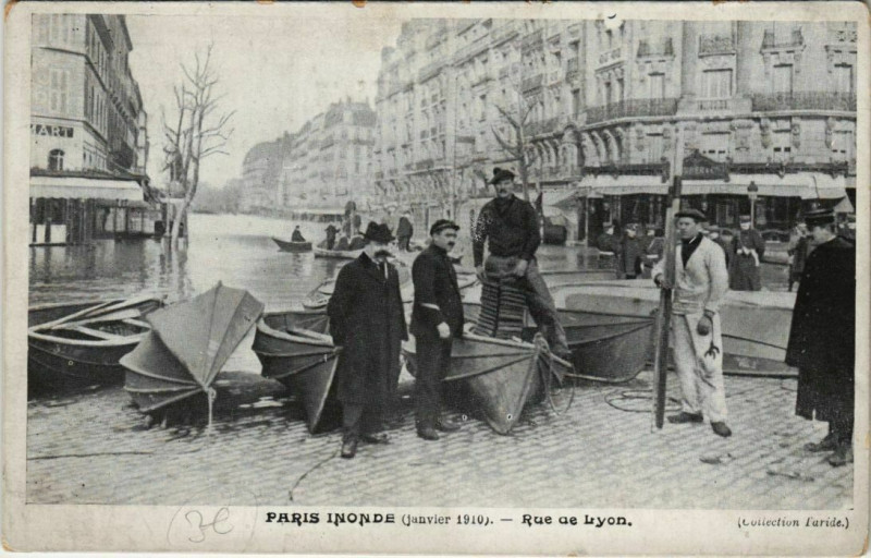 Carte postale ancienne Paris 12e - Rue de Lyon à Paris 12e