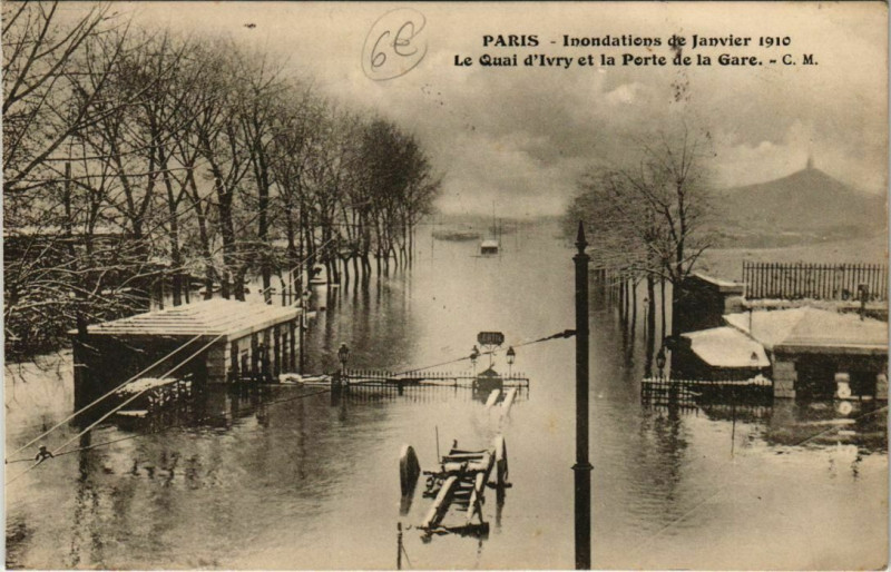Carte postale ancienne Paris 13e - Le Quai d'Ivry et la Porte de la Gare à Paris 13e