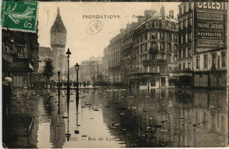 Carte postale ancienne Inondations - Janvier 1910 - Rue de Lyon à Paris 12e