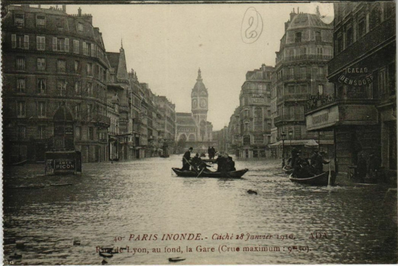 Carte postale ancienne Paris 12e - Rue de Lyon, au fond, la Gare à Paris 12e