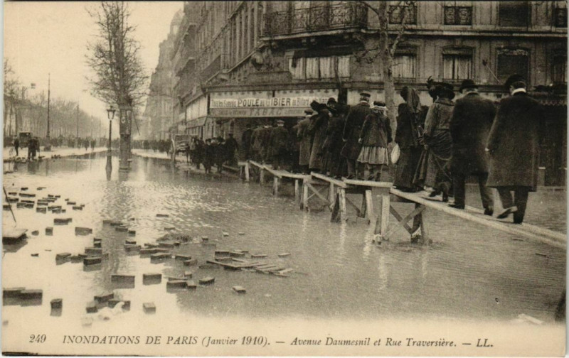 Carte postale ancienne Paris 12e - Avenue Daumesnil et Rue Traversière - Ll.249  à Paris 12e