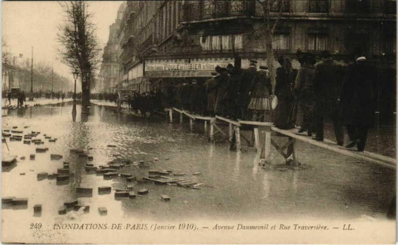Carte postale ancienne Paris 12e - Avenue Daumesnil et Rue Traversière Ll.249 à Paris 12e
