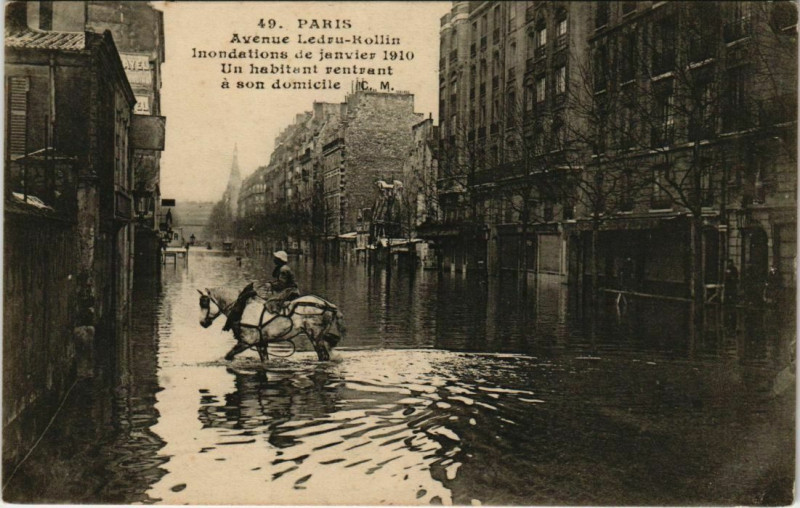 Carte postale ancienne Avenue Ledru-Rollin - Inondations de janvier 1910 - Un habitant rentrant à son domicile à Paris 12e