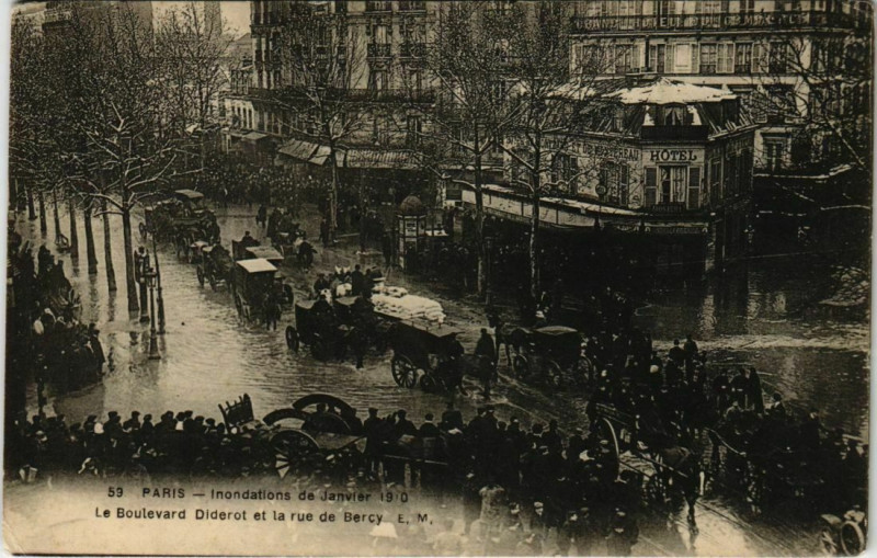 Carte postale ancienne Paris 12e - Le Boulevard Diderot et la rue de Bercy à Paris 12e