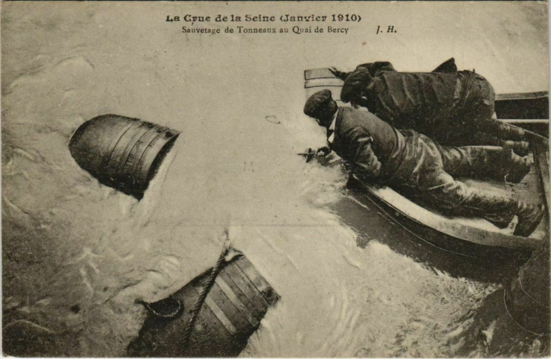 Carte postale ancienne Paris 12e - Sauvetage de Tonneaux au Quai de Bercy à Paris 12e