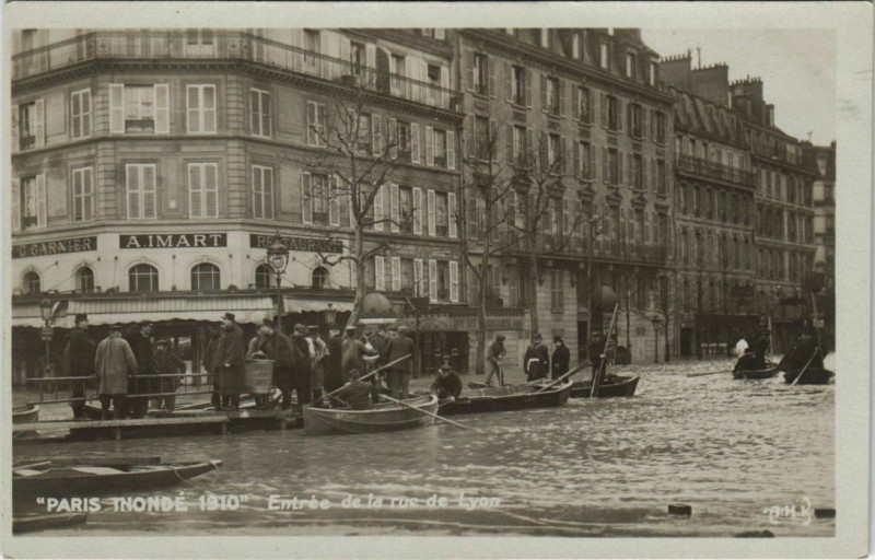 Carte postale ancienne Paris 12e - Entrée de la rue de Lyon à Paris 12e