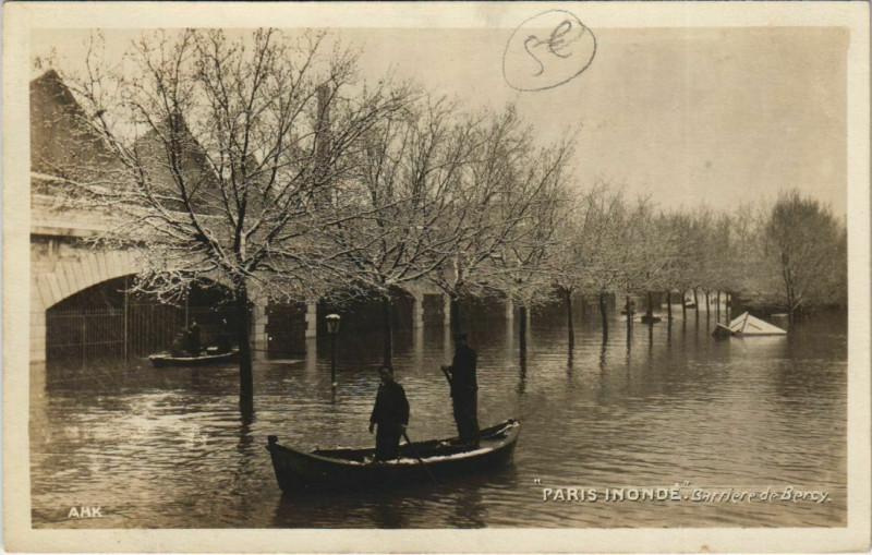 Carte postale ancienne Paris 12e - Barrière de Bercy  à Paris 12e