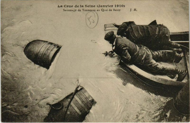 Carte postale ancienne Paris 12e - Sauvetage de Tonneaux au Quai de Bercy à Paris 12e