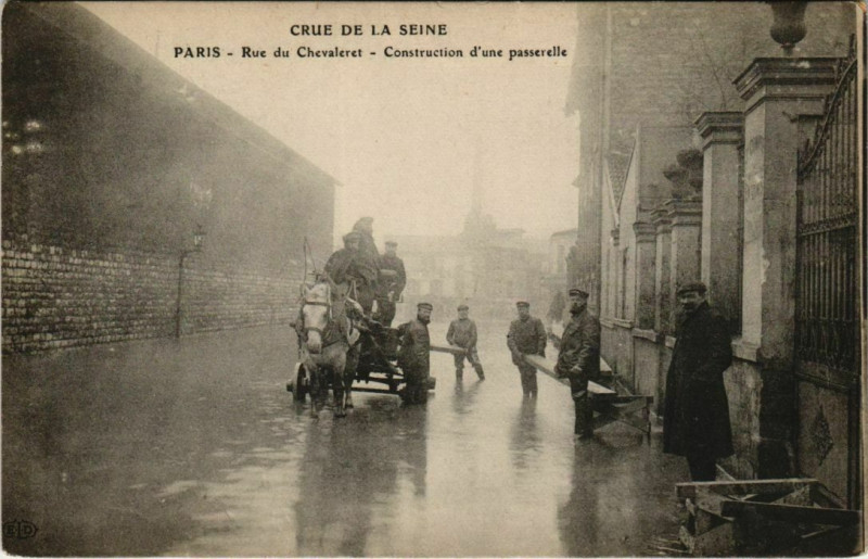 Carte postale ancienne Crue de la Seine - Rue du Chevaleret - Construction d'une passerelle à Paris 13e