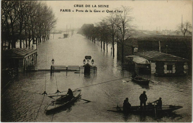 Carte postale ancienne Crue de la Seine - Porte de la Gare et Quai d'Ivry à Paris 13e