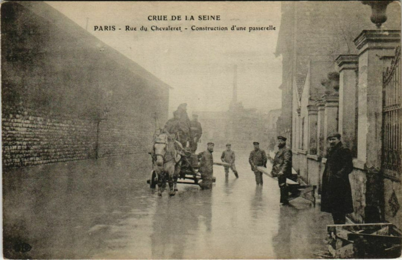 Carte postale ancienne Crue de la Seine - Rue du Chevaleret - Construction d'une passerelle à Paris 13e