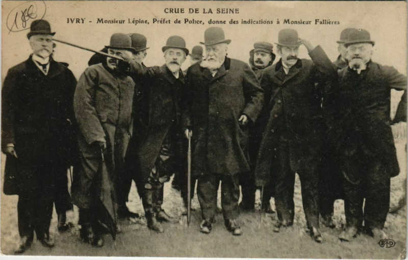 Carte postale ancienne Ivry Crue De La Seine Mr Lepine Prefet De Police Donne Des Indications à Ivry-sur-Seine