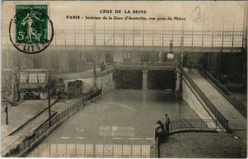Carte postale ancienne Crue de la Seine - Intérieur de la Gare d'Austerlitz, vue prise du Métro à Paris 13e
