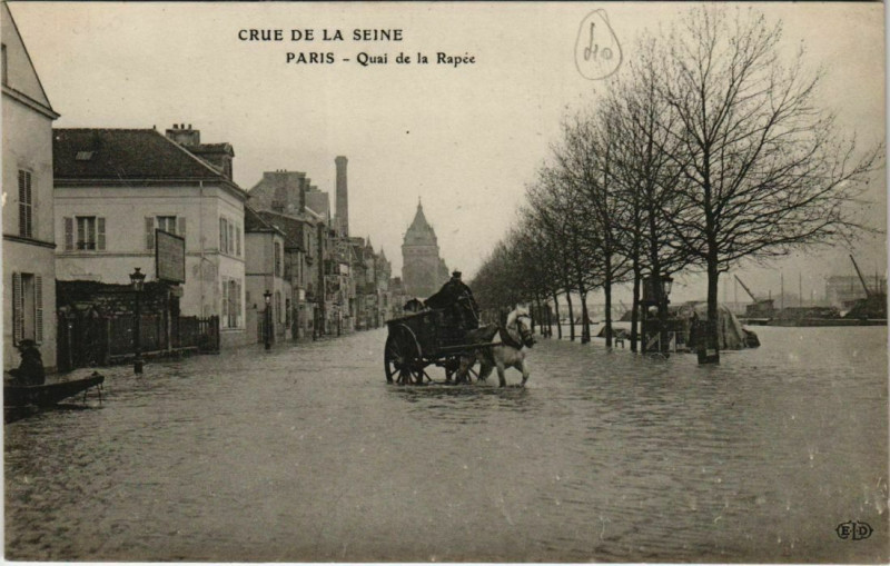 Carte postale ancienne Crue de la Seine - Quai de la Rapée à Paris 4e