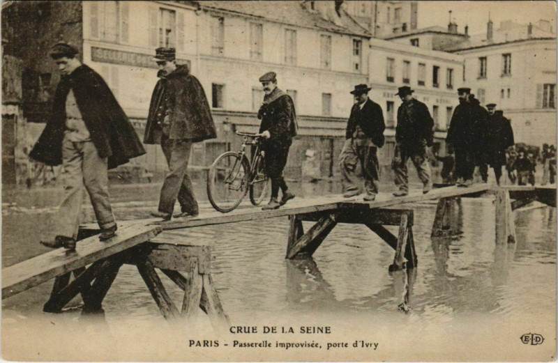 Carte postale ancienne Paris 13e - Passerelle improvisée, porte d'Ivry à Paris 13e
