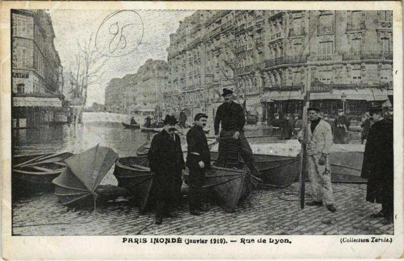 Carte postale ancienne Paris 12e - Rue de Lyon à Paris 12e