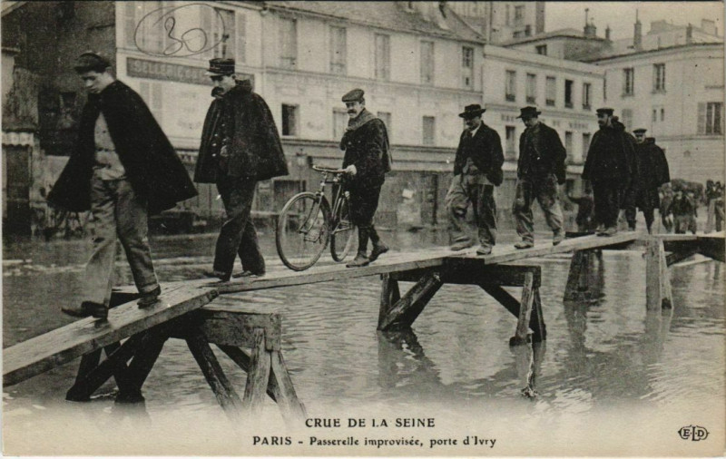 Carte postale ancienne Paris 13e - Passerelle improvisée, porte d'Ivry à Paris 13e