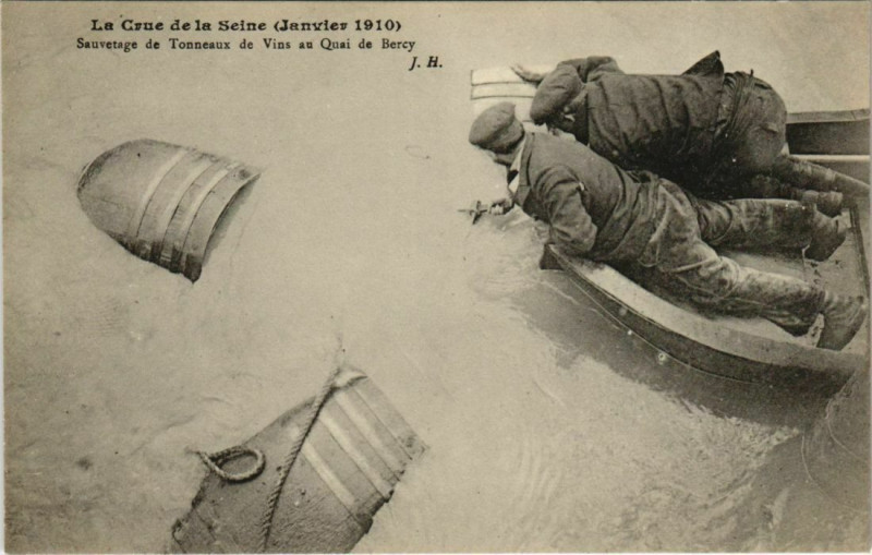 Carte postale ancienne Paris 12e - Sauvetage de Tonneaux de Vins au Quai de Bercy à Paris 12e