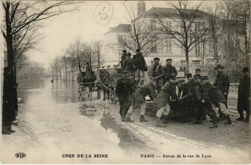 Carte postale ancienne Crue de la Seine - Entrée de la rue de Lyon à Paris 12e