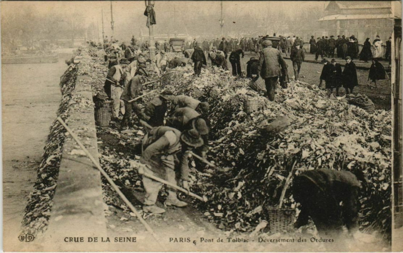 Carte postale ancienne Paris 12e - Pont de Tolbiac - Déversement des Ordures à Paris 12e