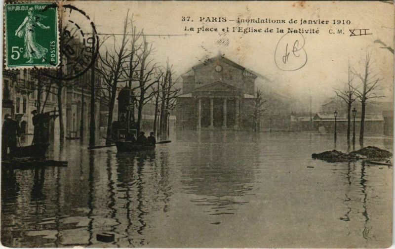 Carte postale ancienne Paris 12e - La Place et l'Eglise de la Nativité à Paris 12e