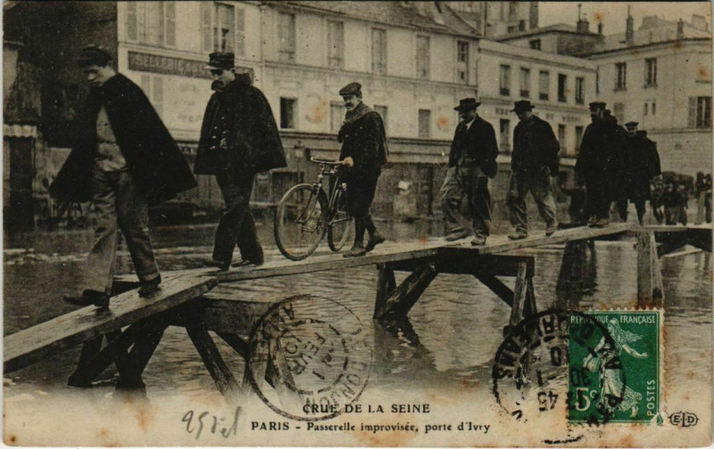 Carte postale ancienne Paris 13e - Passerelle improvisée, porte d'Ivry à Paris 13e