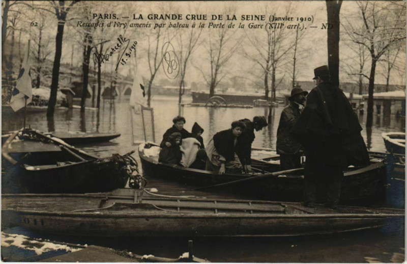 Carte postale ancienne La Grande Crue de la Seine - Rescapés d'Ivry amenés par bateau à la Porte de la Gare à Paris 13e