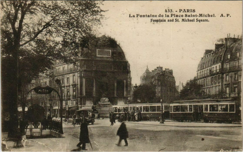 Carte postale ancienne Paris 5e - La Fontaine de la Place Saint-Michel à Paris 5e