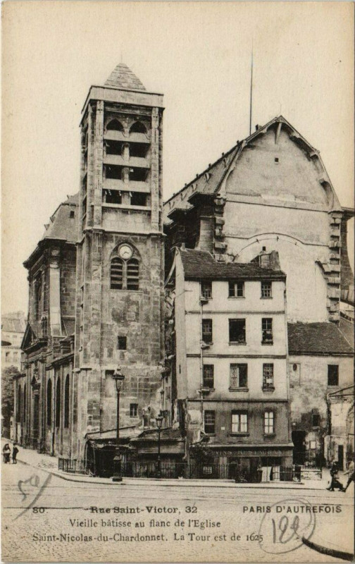 Carte postale ancienne Vieille bâtisse au flanc de l'Eglise Saint-Nicolas-du-Chardonnet à Paris 5e
