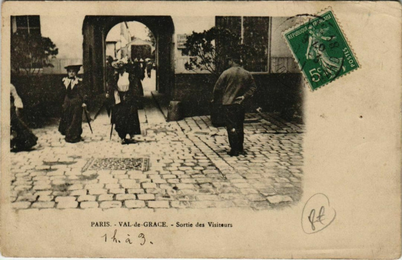 Carte postale ancienne Paris 5e - Val-de-Grâce - Sortie des Visiteurs à Paris 5e