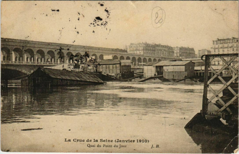 Carte postale ancienne La Crue de la Seine (Janvier 1910) - Quai du Point du Jour à Paris 15e