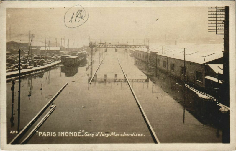 Carte postale ancienne Paris Inondé - Gare d'Ivry-Marchandises. à Paris 13e