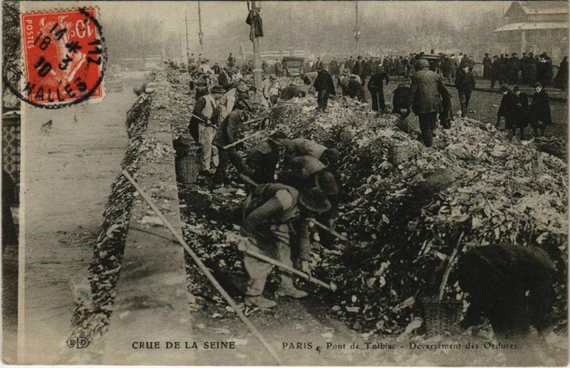 Carte postale ancienne Crue de la Seine - Pont de Tolbiac - Déversement des Ordures à Paris 12e