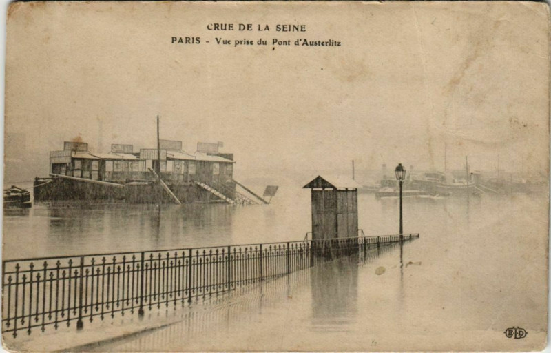 Carte postale ancienne Crue de la Seine - Vue prise du Pont d'Austerlitz à Paris 13e