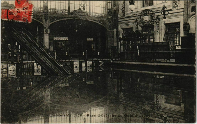 Carte postale ancienne Inondations de 1910 - Gare d'Orléans du Quai d'Orsay à Paris 13e