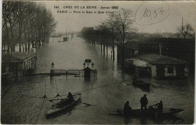 Carte postale ancienne Crue de la Seine - Porte de la Gare et Quai d'Ivry à Paris 13e
