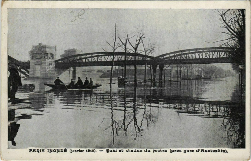 Carte postale ancienne Paris 13e - Quai et Viaduc du Métro, près gare d'Austerlitz à Paris 13e